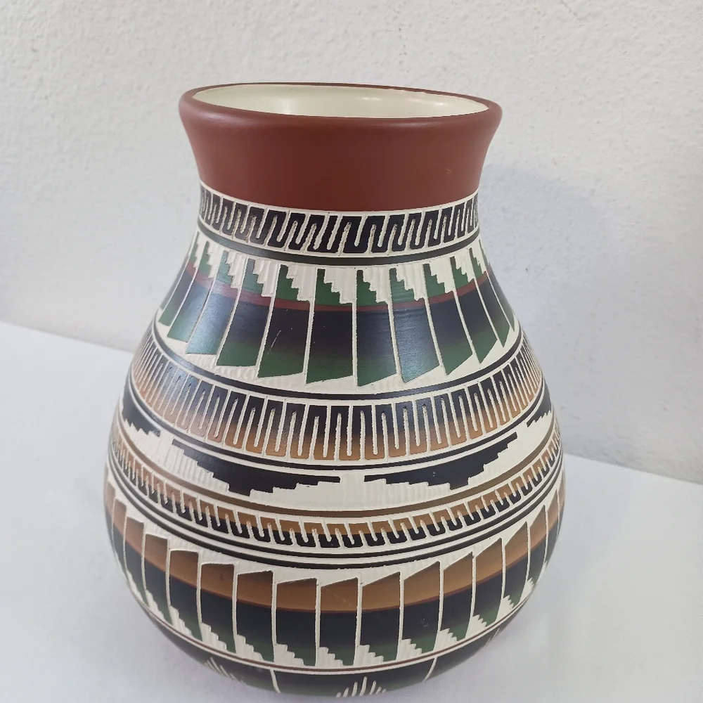 Signed Travis Williams Shoshone-Navajo Pottery - Picture 5 of 11